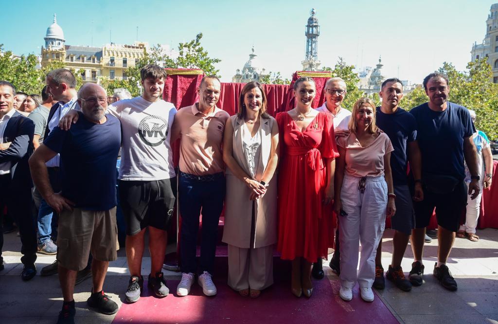 Los mejores pirotécnicos del país posan con María José Catalá en el balcón del Ayuntamiento de Valencia